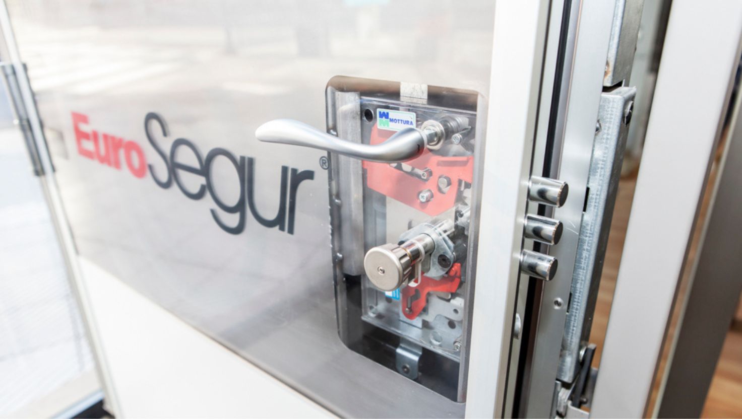 Aperkey - Puertas de seguridad EuroSegur. Vista de los mecanismos de la cerradura de una puerta de seguridad